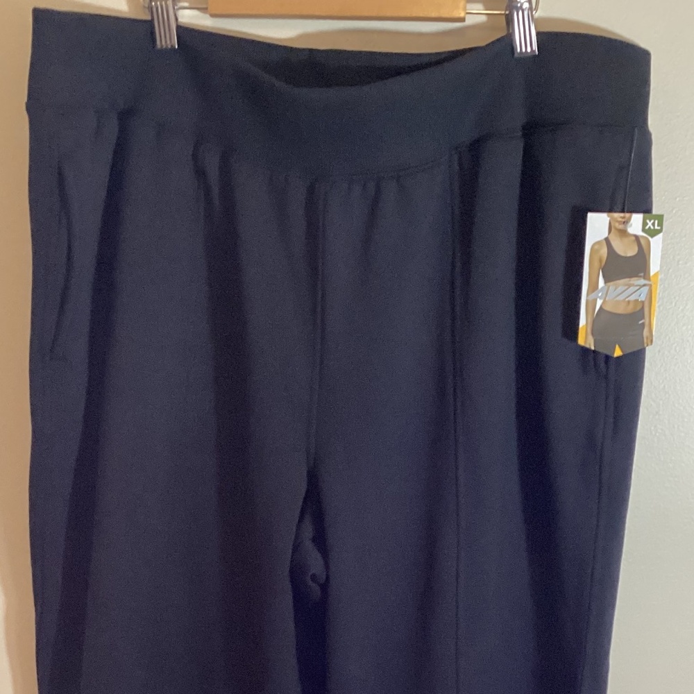 AVIA black X Large with side slits at ankle